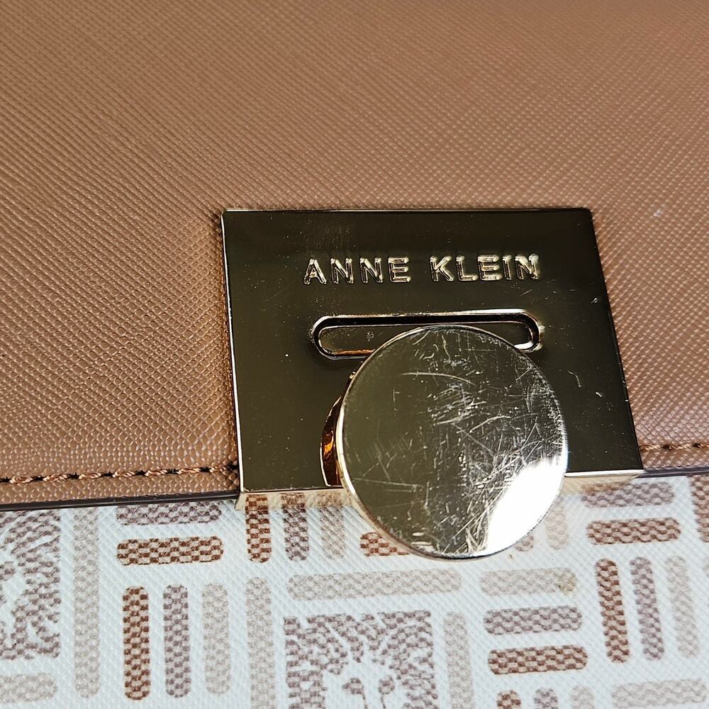 Anne Klein Classic Lion Logo Small Crossbody Bag Purse Tan Beige Gold Latch - Picture 8 of 12